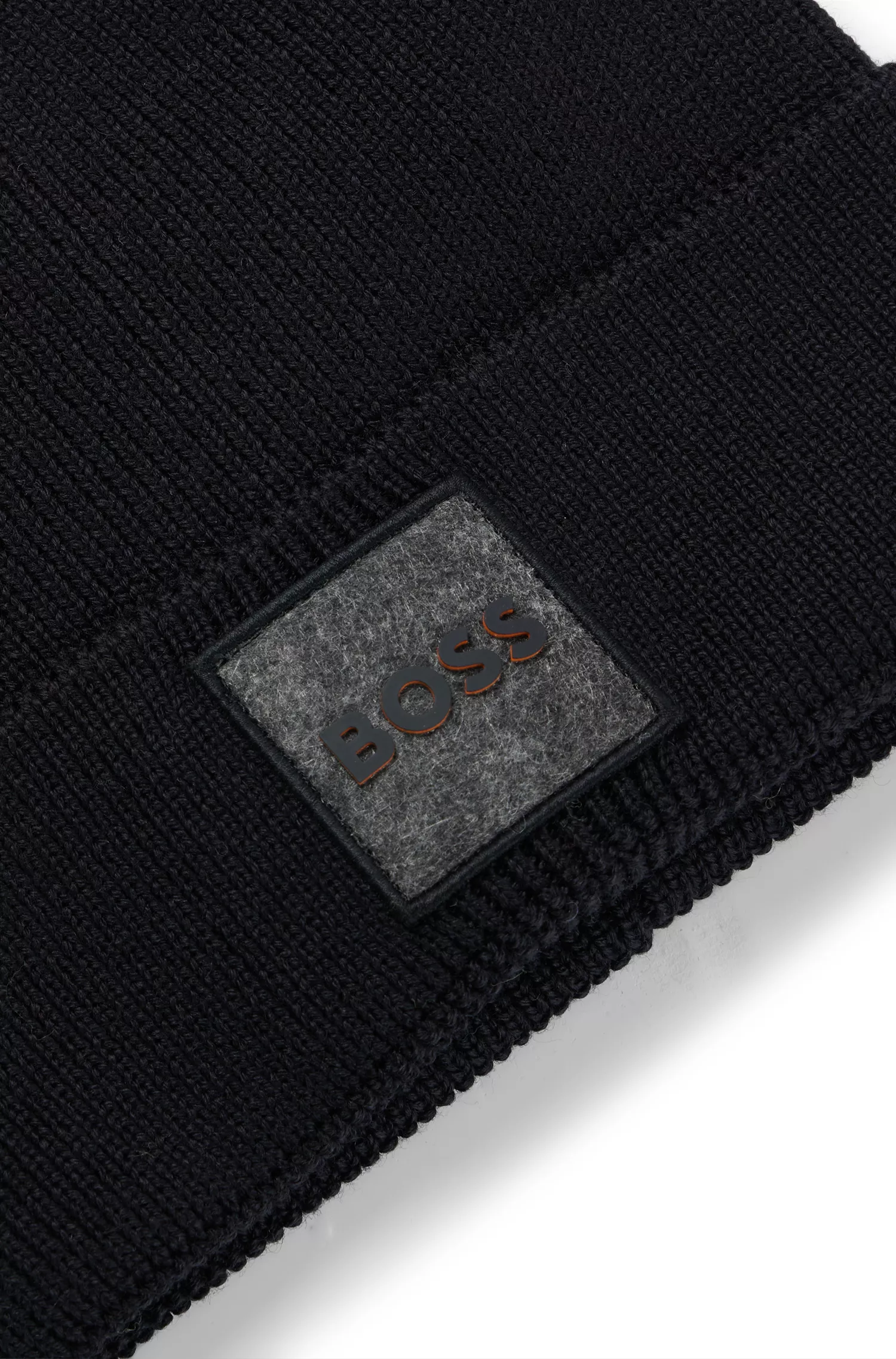 Gorro laranja BOSS com etiqueta de feltro com o logotipo.
