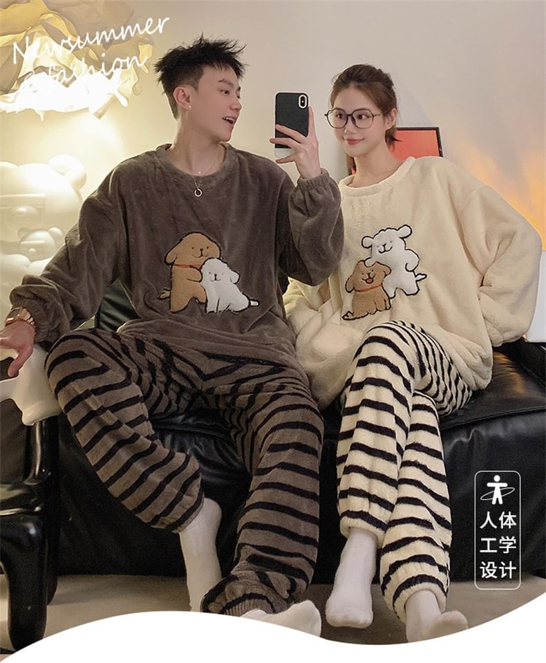 PERKARP - Koppel bijpassende pyjamaset: ronde hals sweatshirt met patroon + gestreepte broek