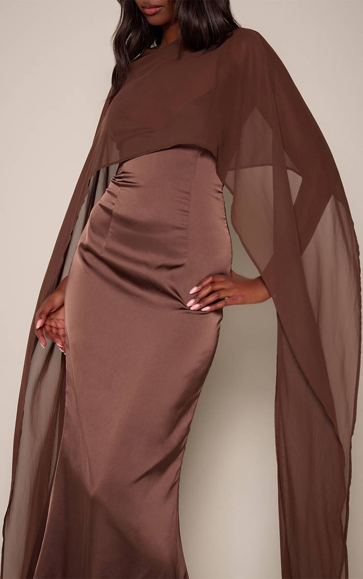 Chocolat Robe Longue En Satin Avec Cape En Mousseline À Détail Drapé