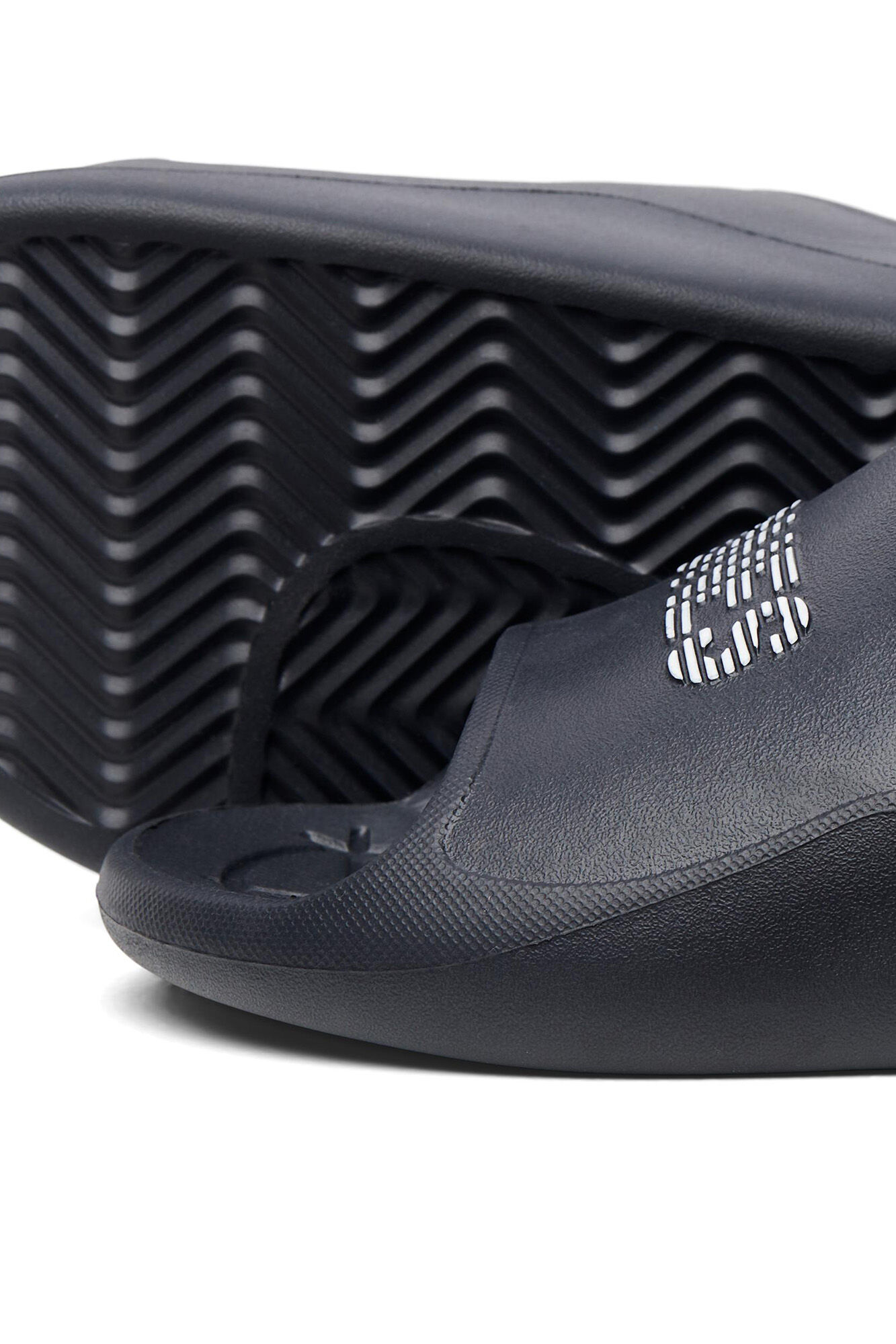 Chinelo com logo - preto