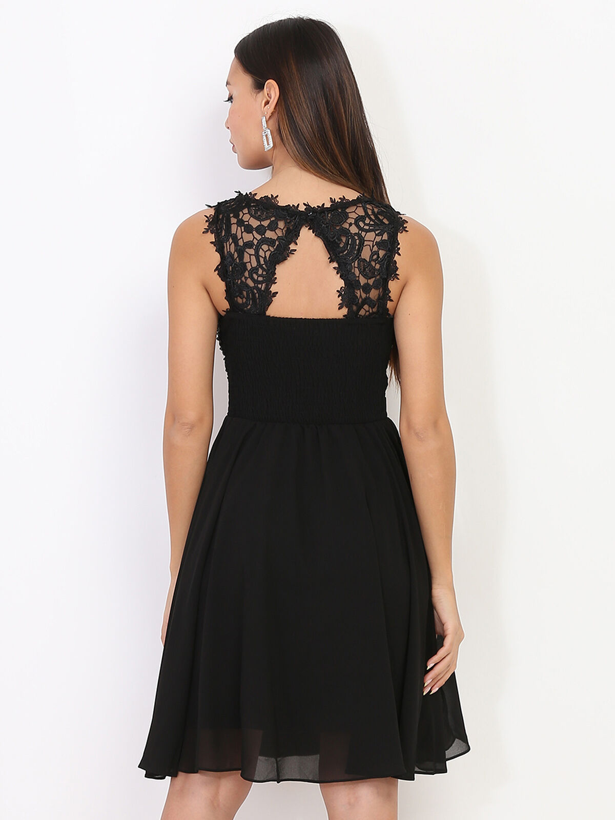 Robe patineuse à broderie et perles- Noir