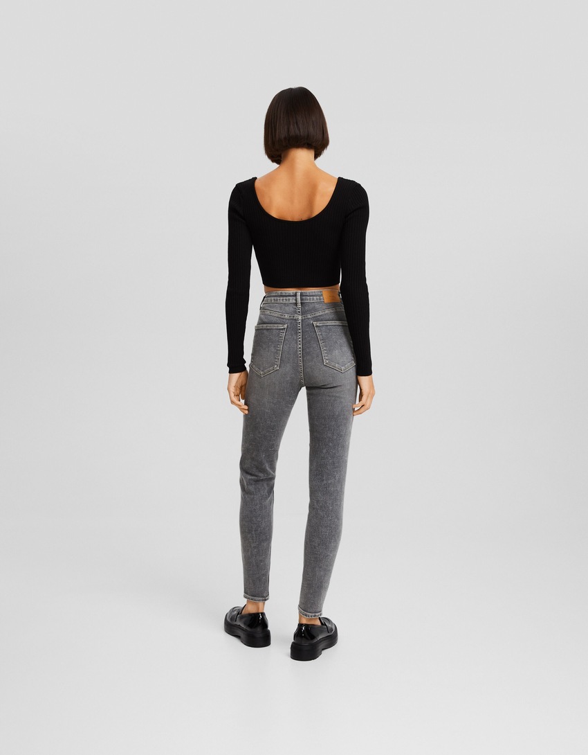 calça jeans skinny de cintura super alta