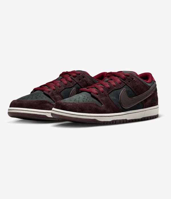 Nike SB x Riot Skateshop Dunk Low Pro Schuh (night maroon) online kaufen | skatedeluxe