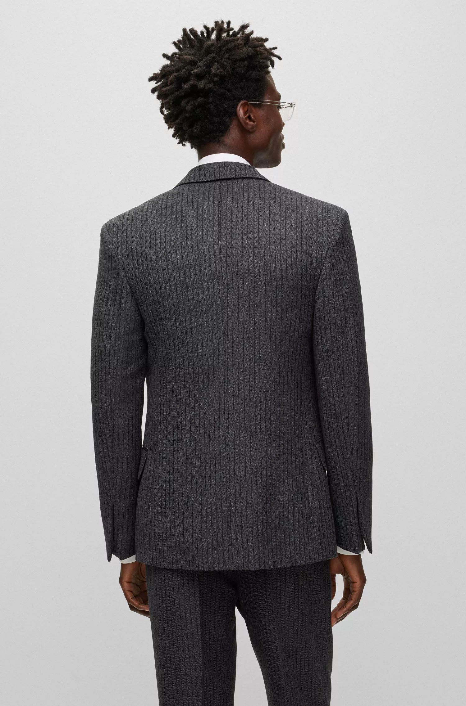 Terno BOSS preto de duas peças, corte regular, em malha listrada.