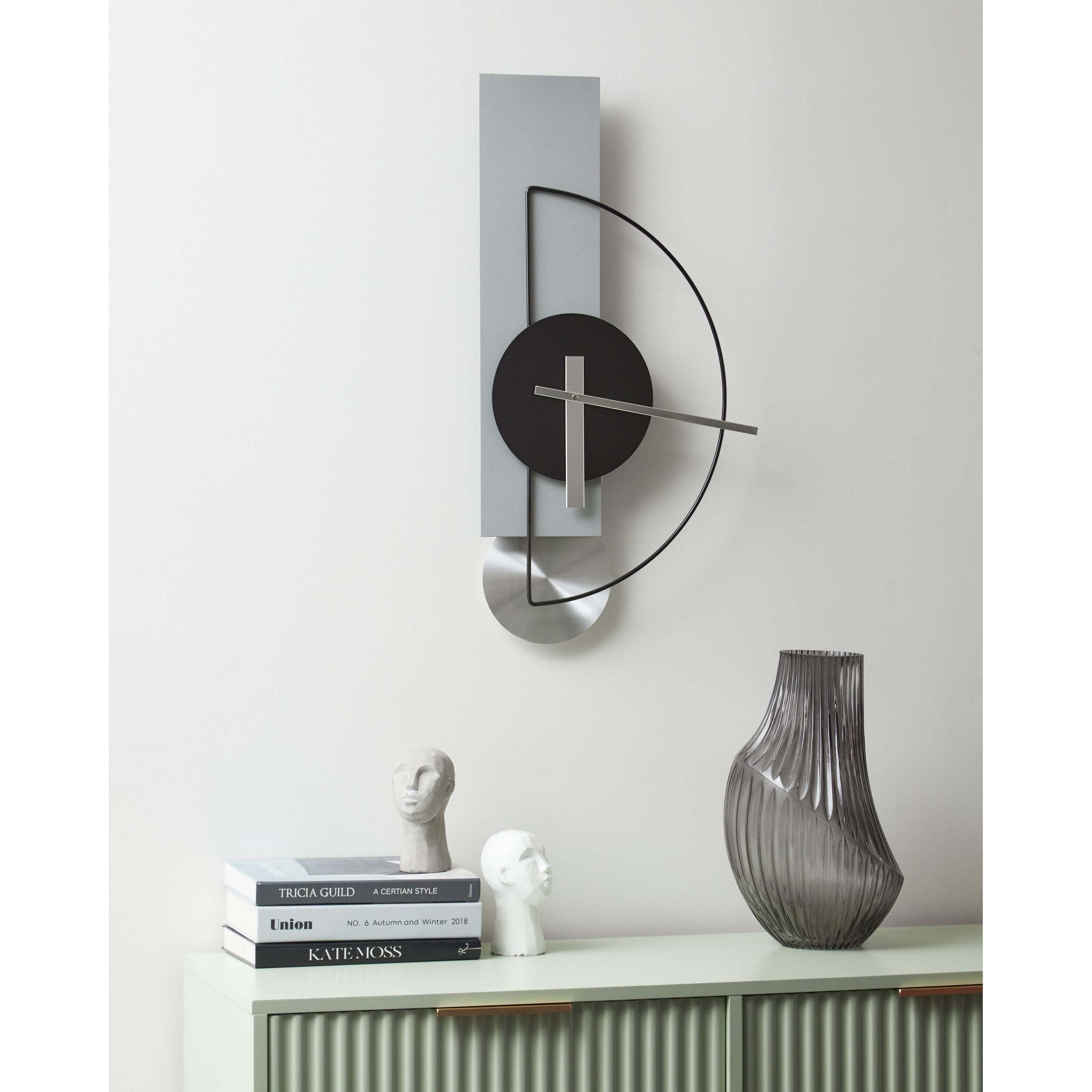 Beliani - CEVINS - Wandklok - Lichtgrijs - Staal
