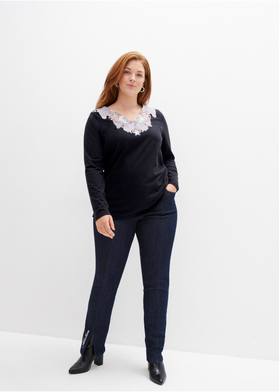 T-shirt avec imprimé ornemental et strass