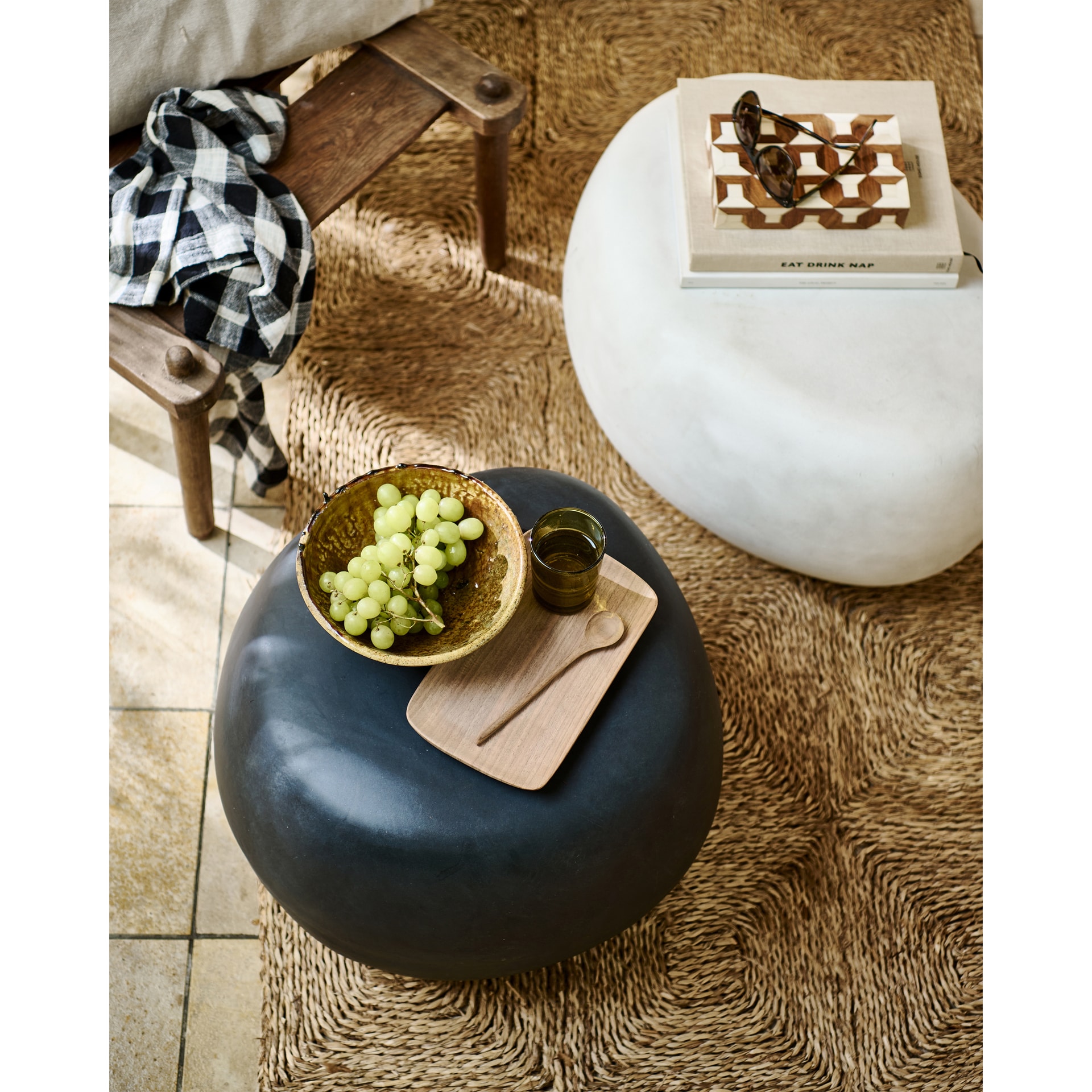 Couchtisch PEBBLE 65x49 cm oval Betonoptik Weiß