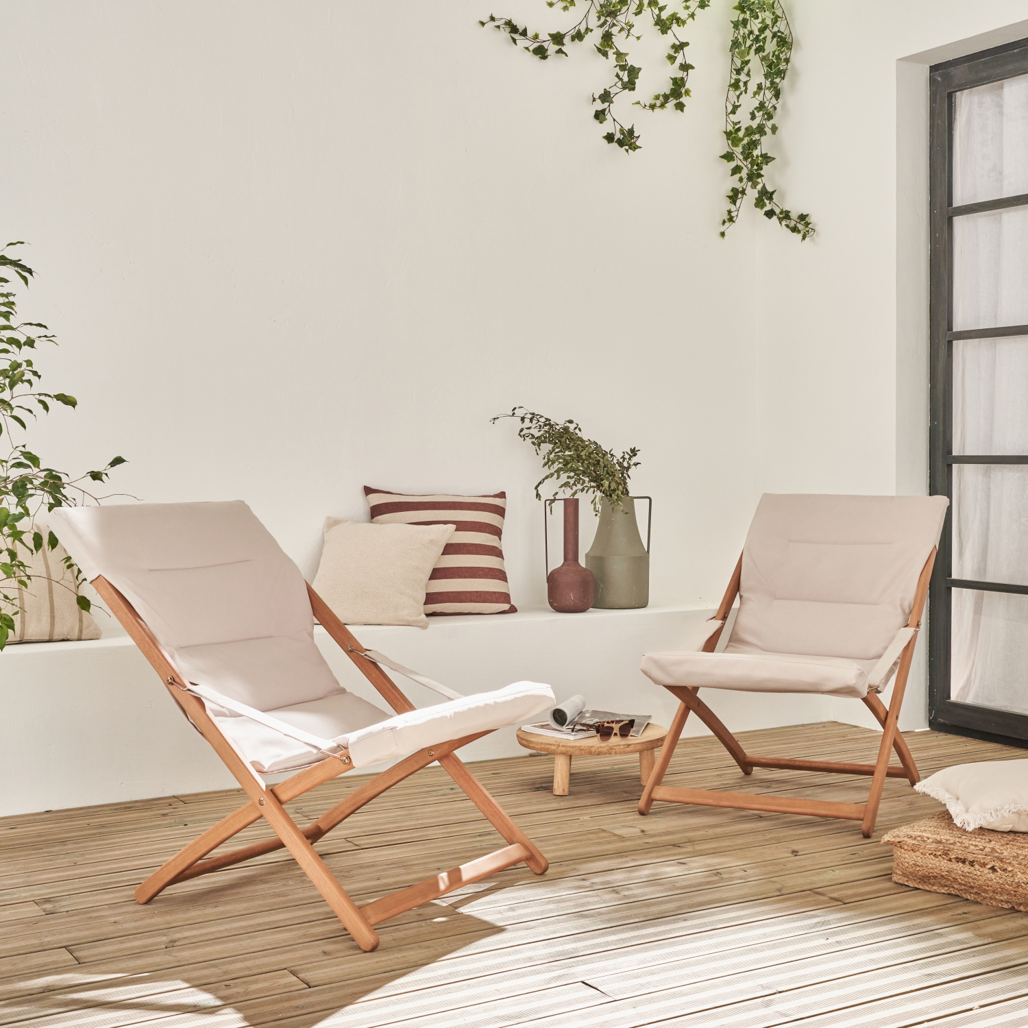 Lot de 2 chiliennes beige en bois. Pliables. Assise rembourrée