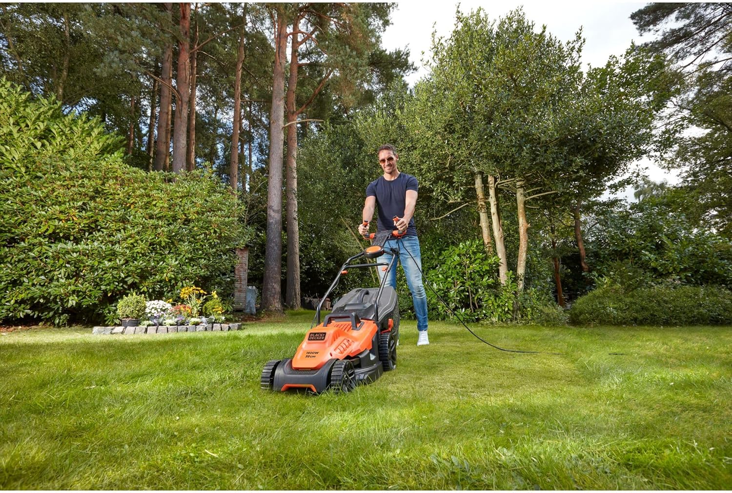 BLACK+DECKER Tondeuse Filaire 1600W, Tondeuse à Gazon Electrique 38 cm, 6 hauteurs réglables 20, 30, 40, 50, 60 et 70 mm, Tondeuse avec Poignée EASYSTEER 3 Positions, BEMW471ES-QS Orange
