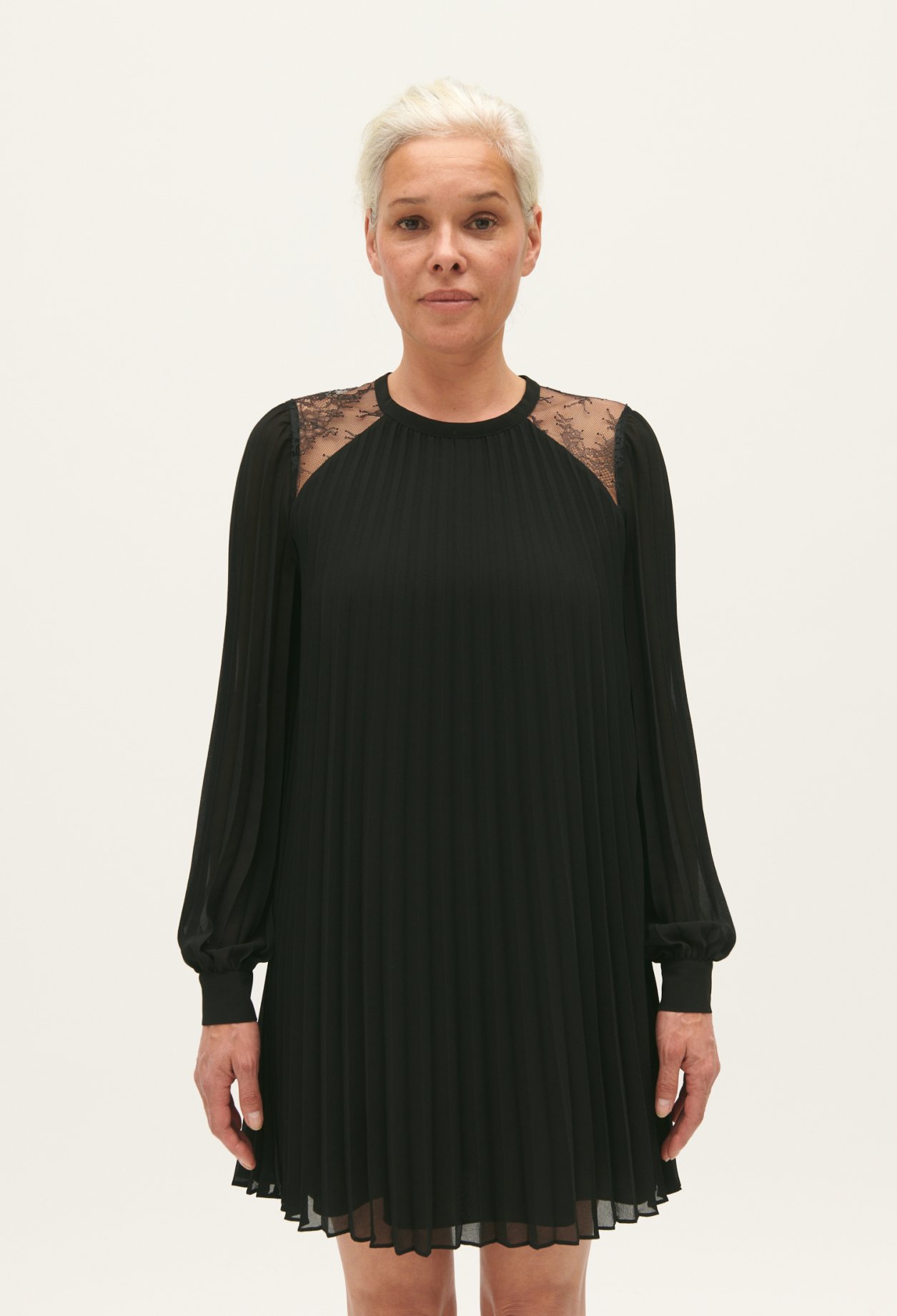 Robe courte plissee noire