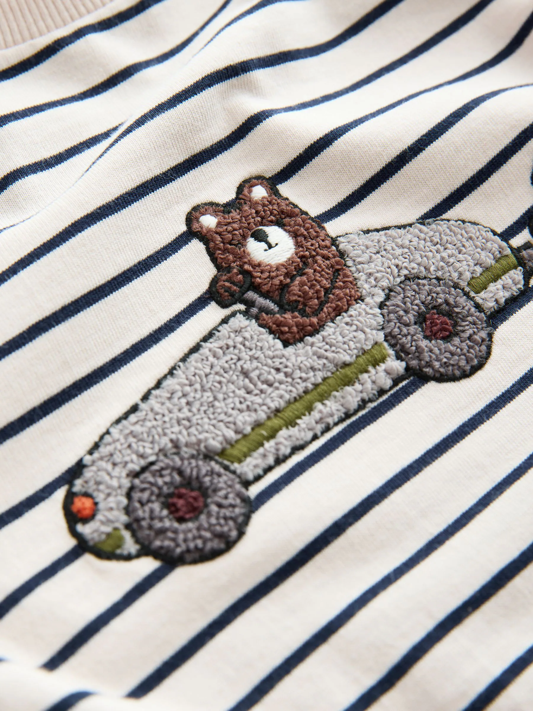 Wit/blauw gestreepte berenauto - T-shirt met applicatie en lange mouwen (3 mnd-7 jr)