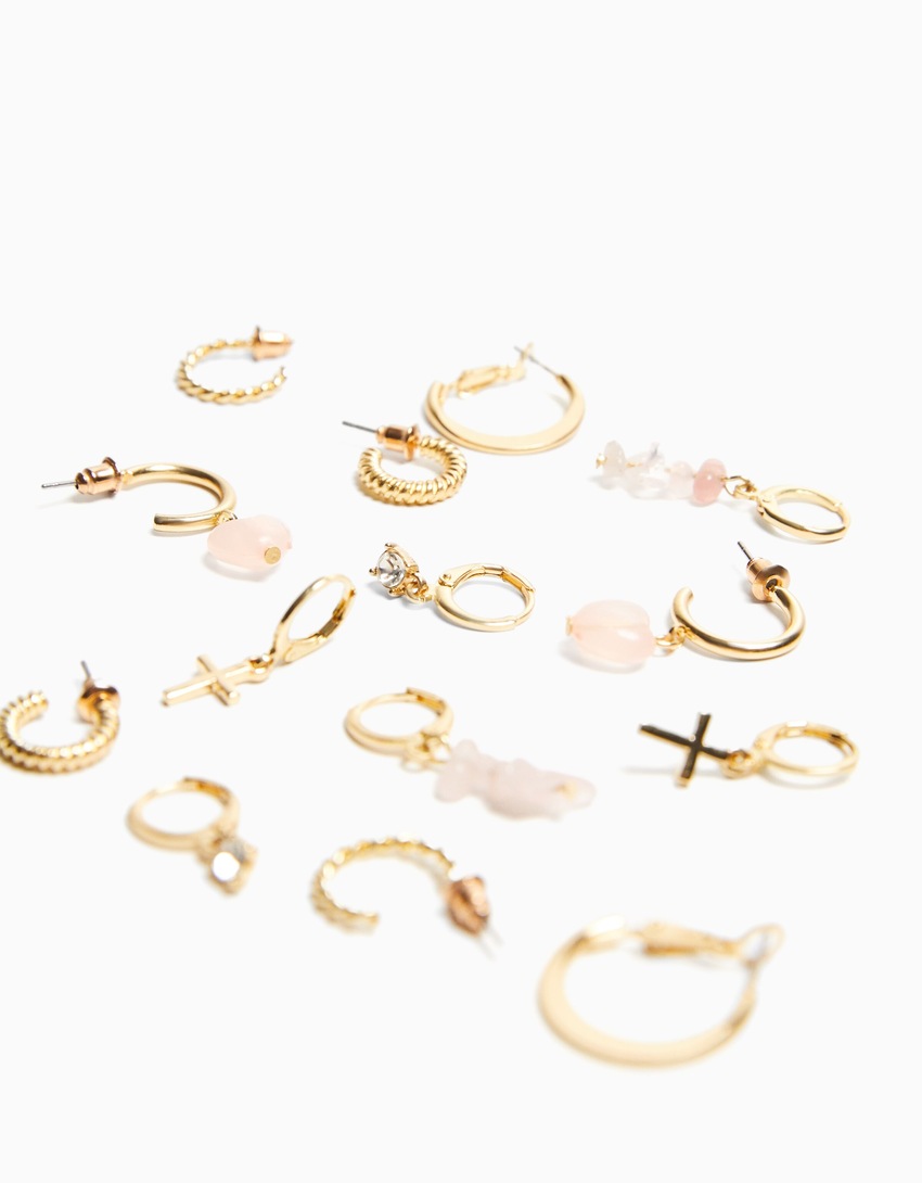 Conjunto de 7 pares de brincos com strass, cruz e pingente.