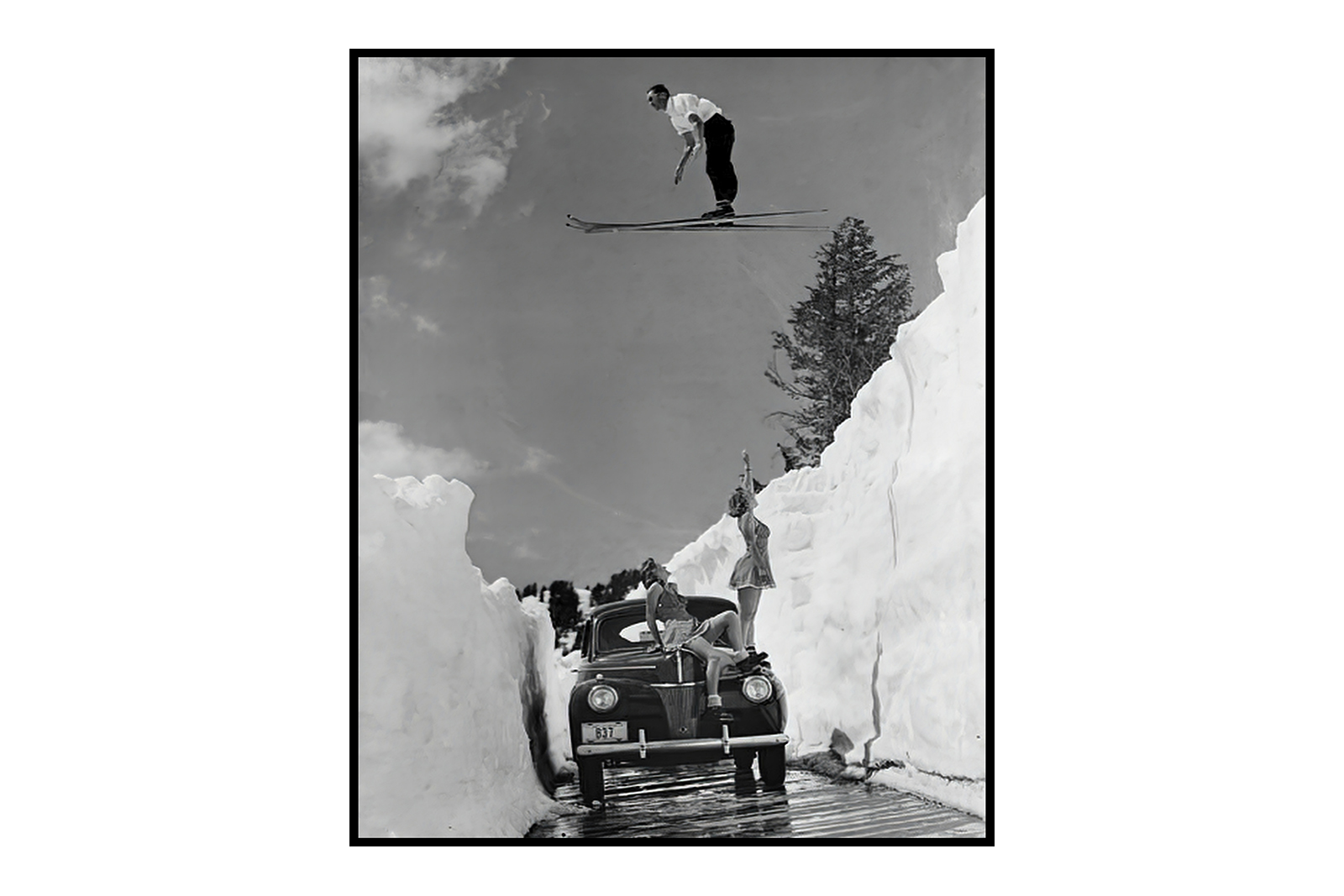Skiing bilde IV Sort-hvit fotoprint med sort ramme. 40x50 cm