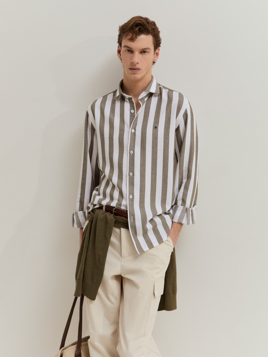 Camisa slim fit às riscas em liocel e linho
