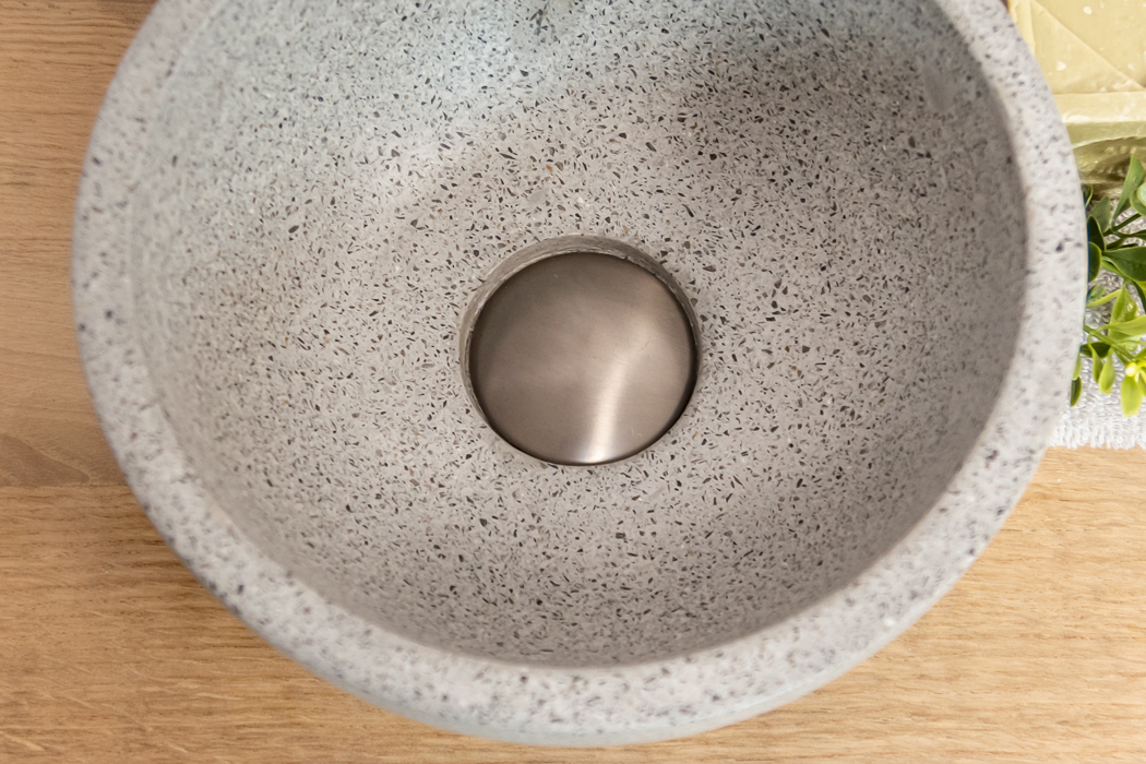 Saniclear Baru fontein met eiken plank en grijze terrazzo waskom voor in het toilet