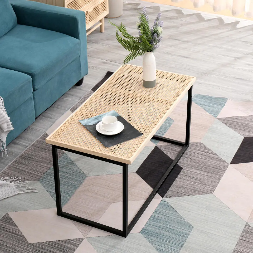 Industriële rotan en zwarte metalen salontafel