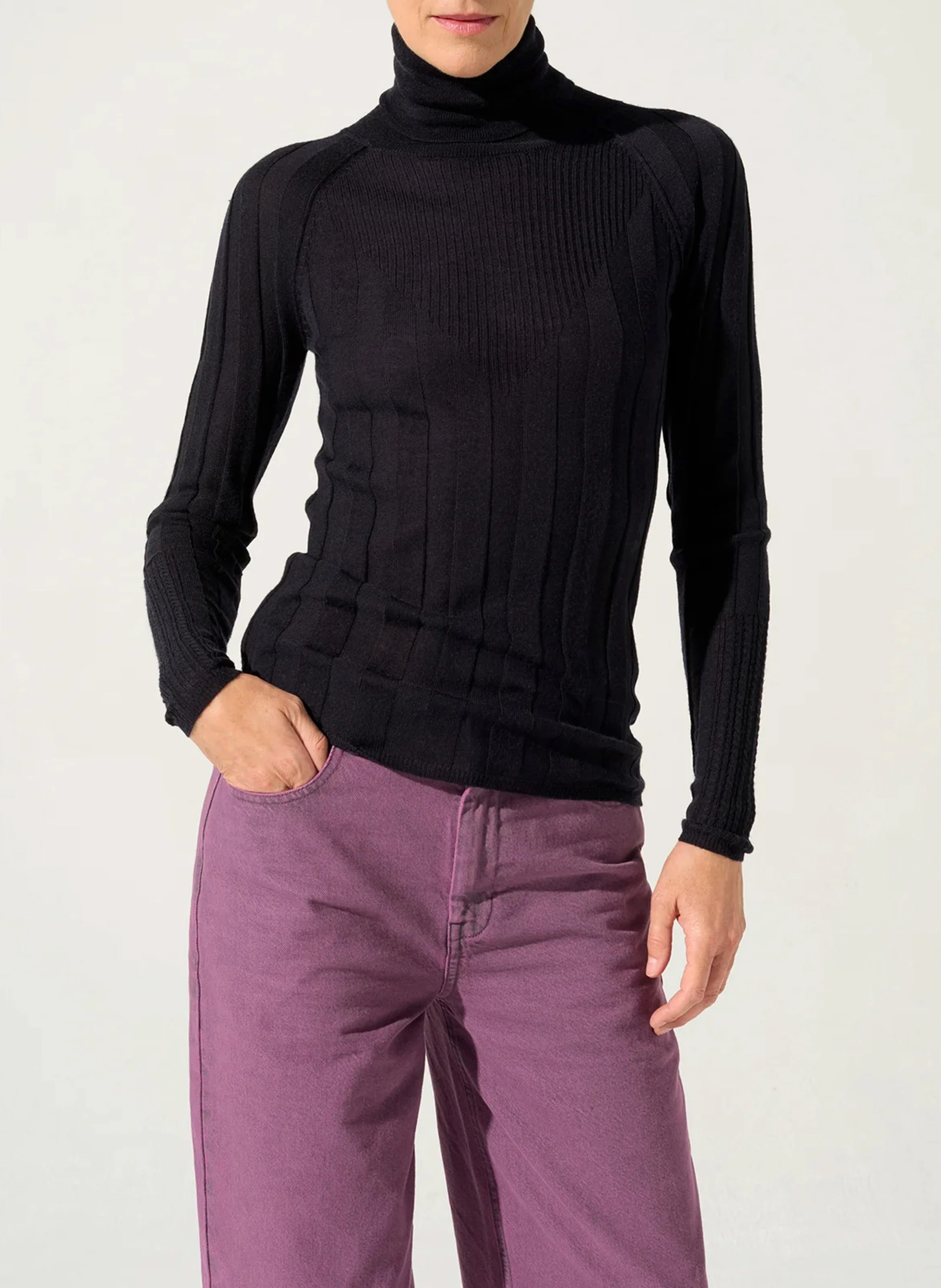 Pull près du corps col roulé en laine| Noir