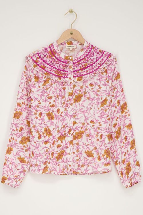 Witte blouse met roze bloemenprint en embroidery
