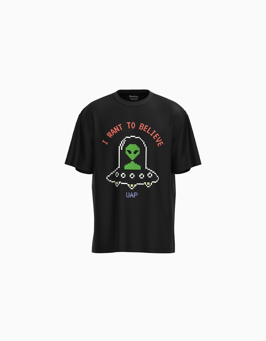 Camiseta de manga curta com modelagem quadrada e estampa da tendência atual.