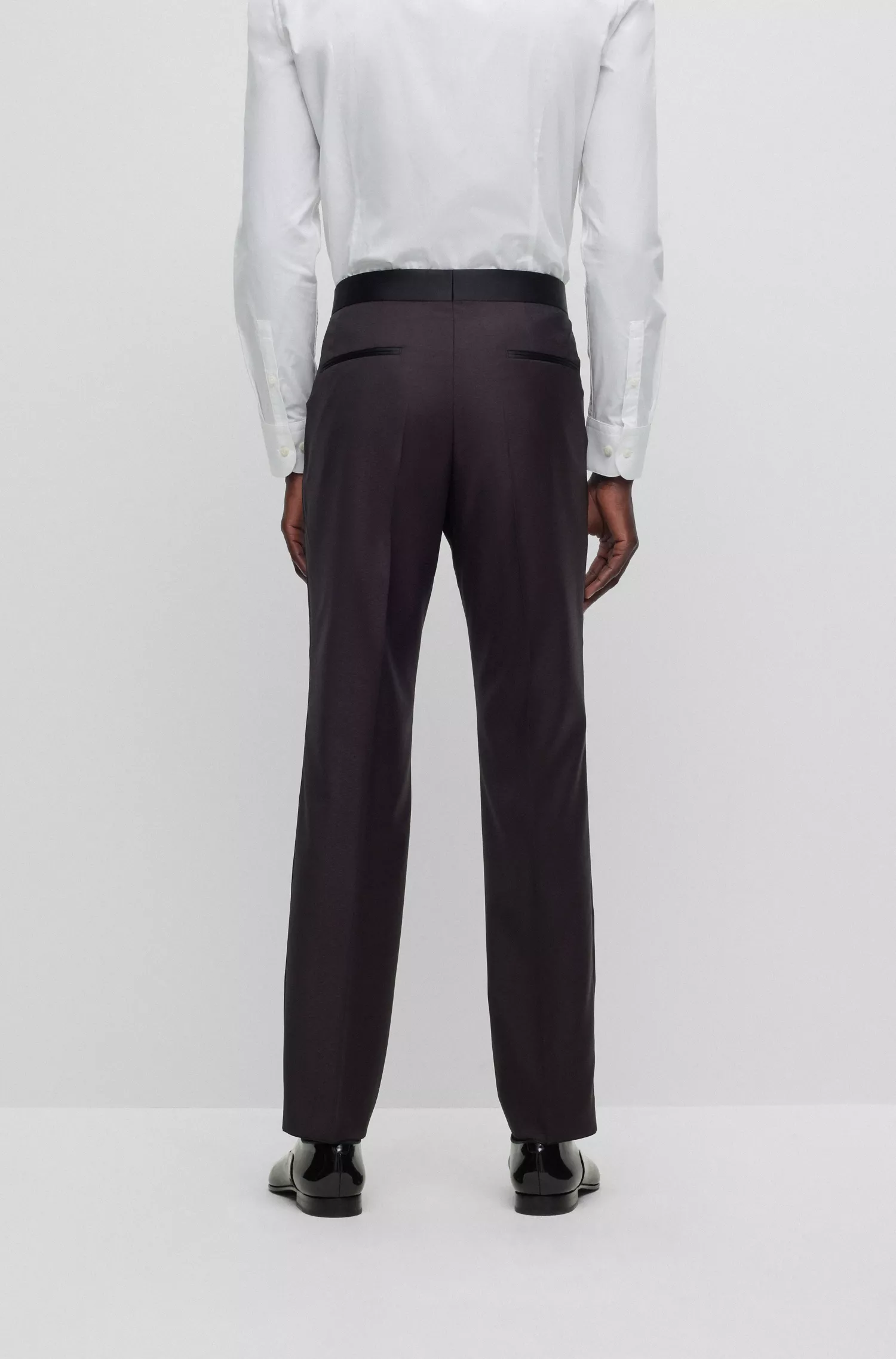 Terno BOSS preto slim-fit em lã elástica com microestampa.
