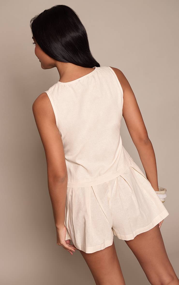 Crème Combi-short Aspect Lin À Détail Boutons Et Ourlet Plissé
