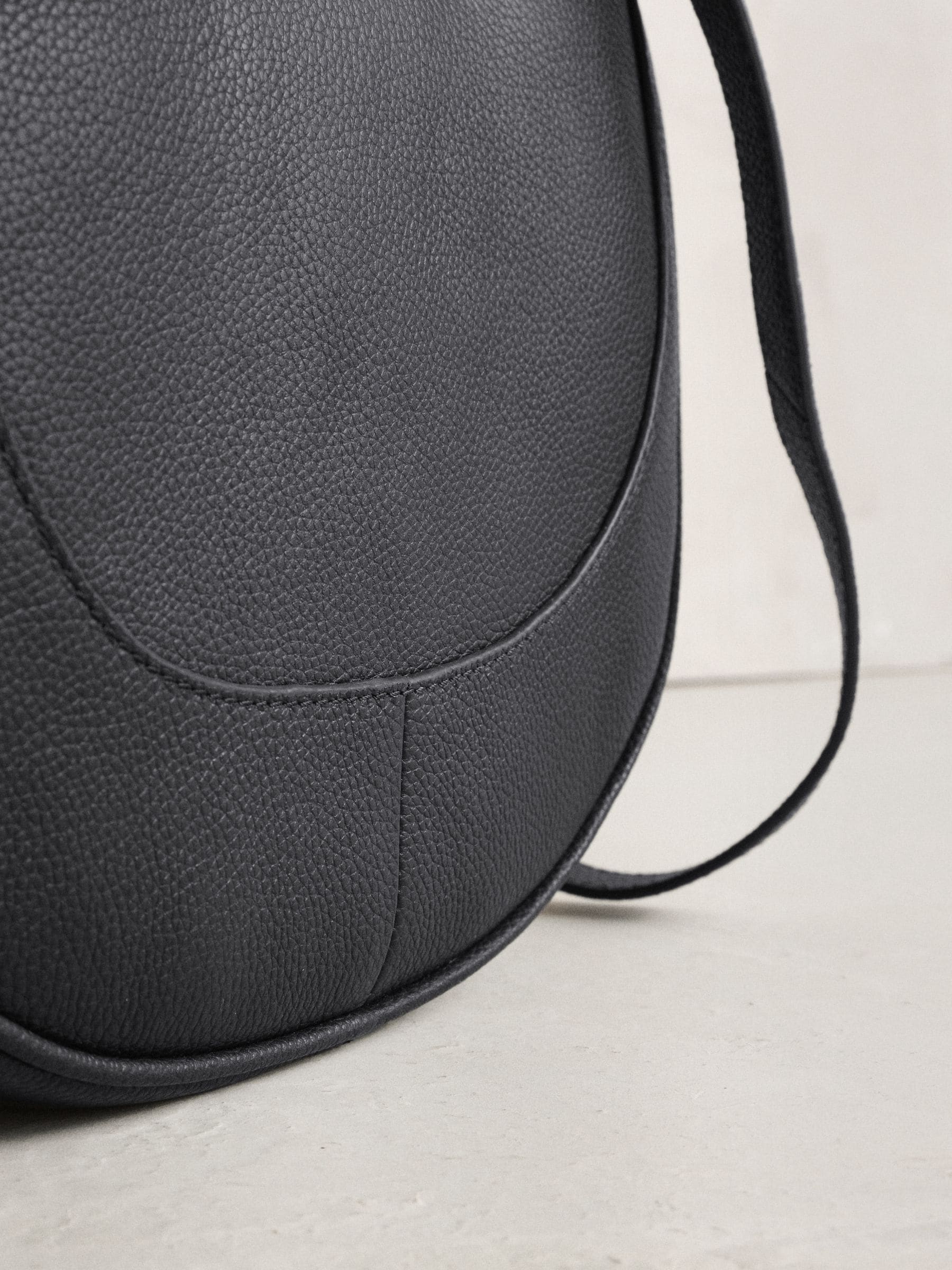 Zwart - Leather Scoop Cross-Body Bag