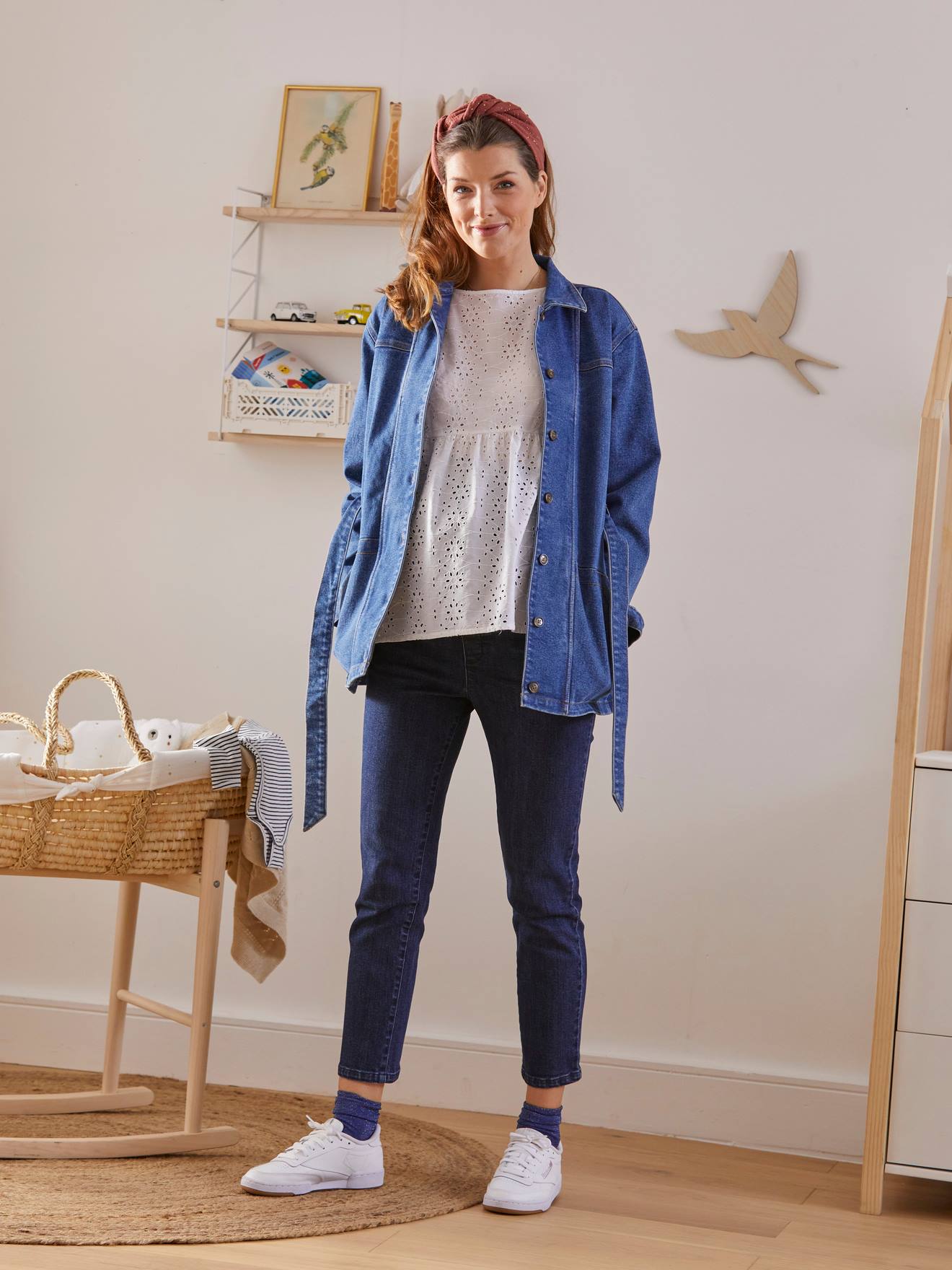 Jaqueta jeans lisa azul-escura, adequada para gestantes e para o período pós-parto.