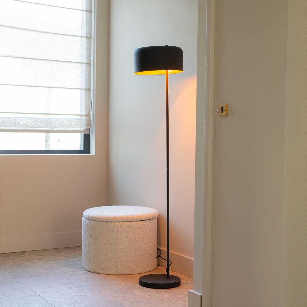 Retro vloerlamp zwart met gouden binnenkant - Jinte