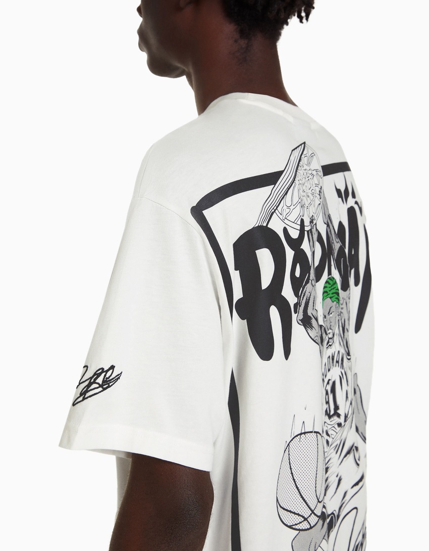 Camiseta de manga curta com estampa DENNIS RODMAN X BERSHKA e modelagem quadrada.