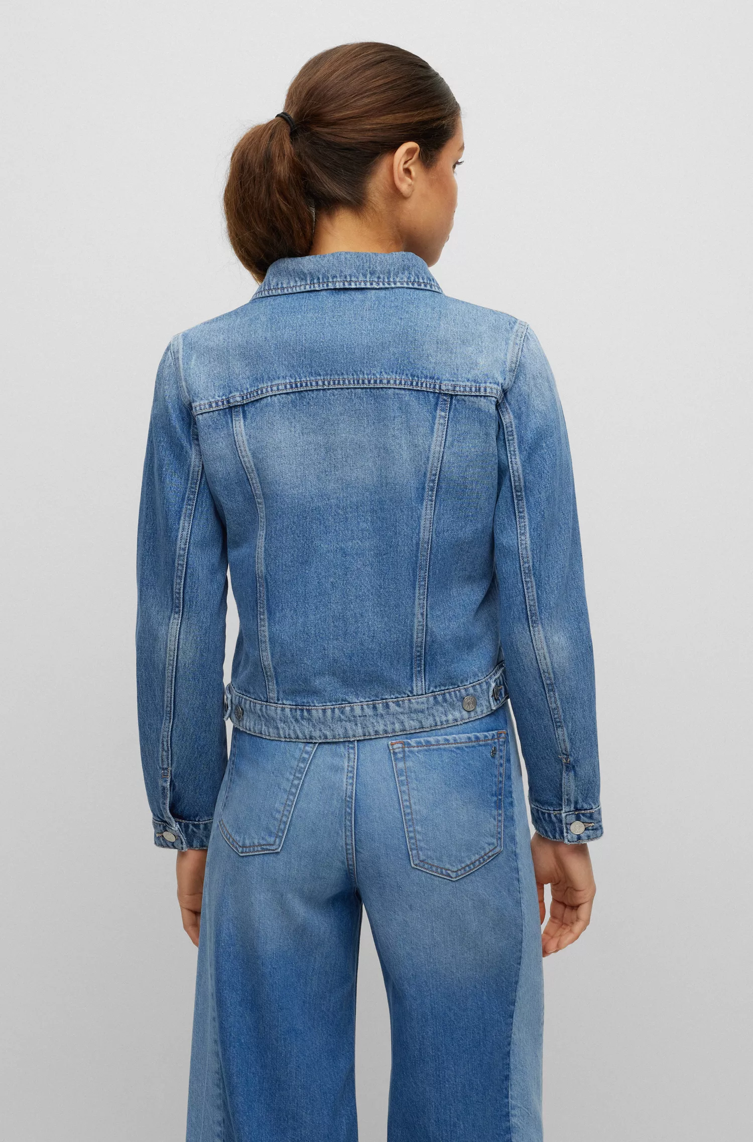 Jaqueta BOSS preta de corte regular em denim rígido azul