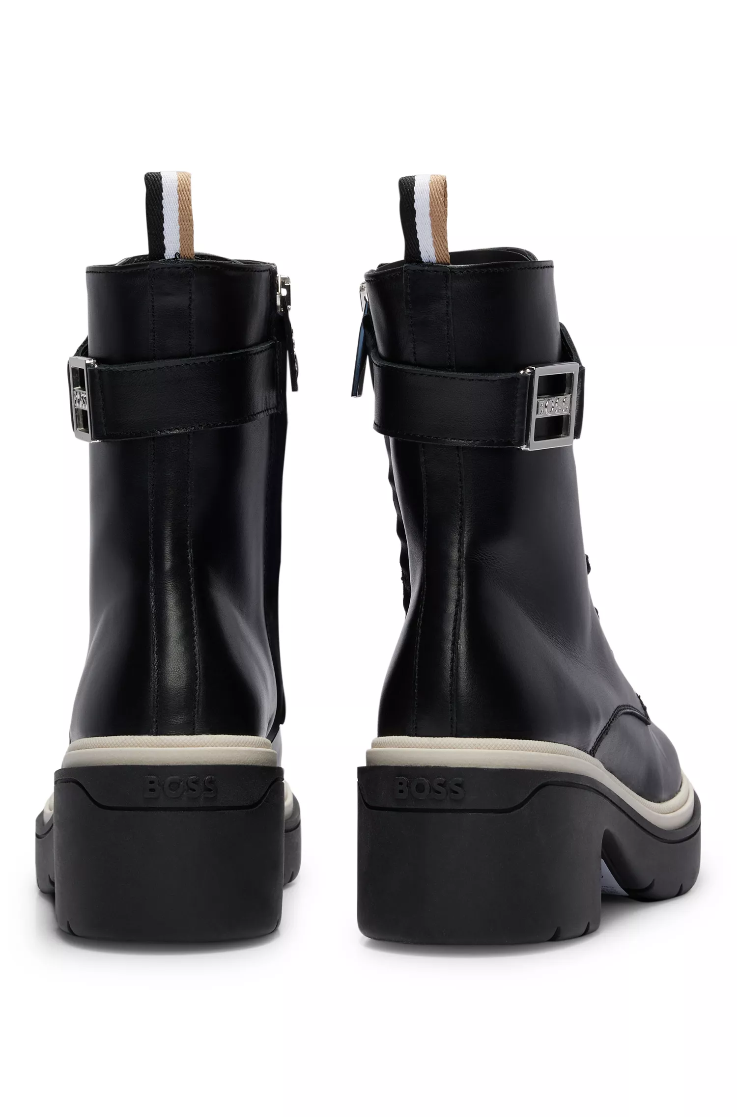 Botas BOSS pretas de couro com sola robusta e detalhe metálico com a marca.