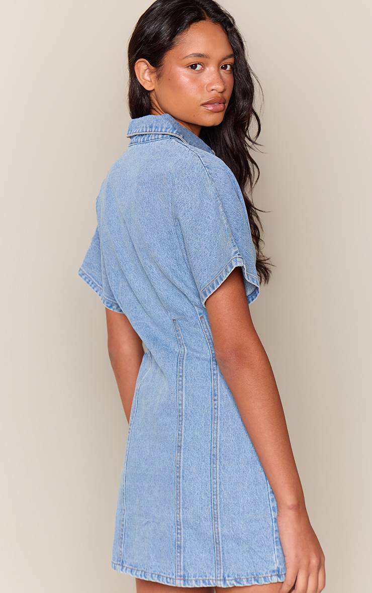 Bleu Moyen Délavé Robe En Denim À Basque Bleu Moyen Avec Détails De Coutures