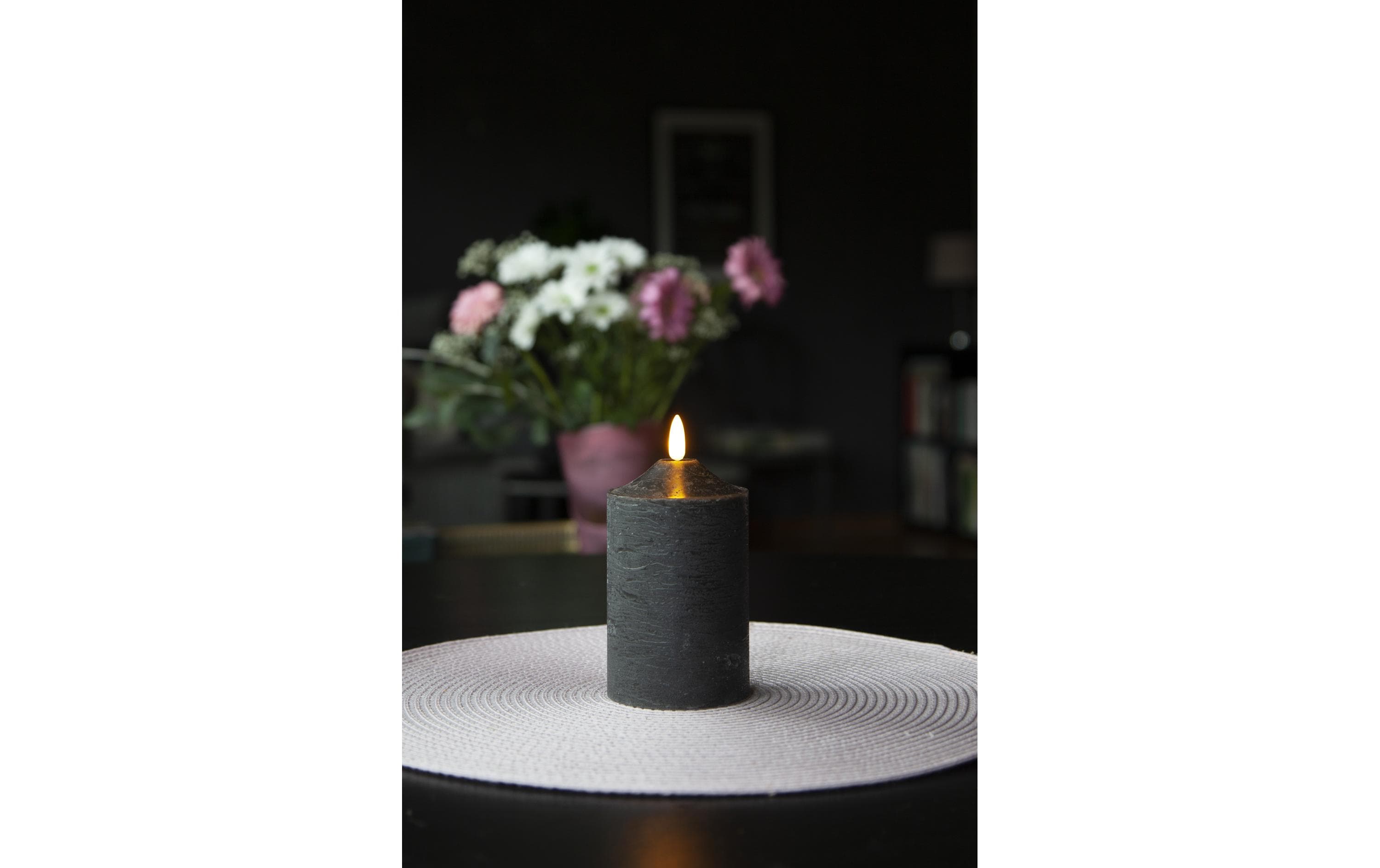 LED-Kerze Pillar Flamme Ø 7.5 x 15 cm, SchwarzLED Kerze aus Wachs