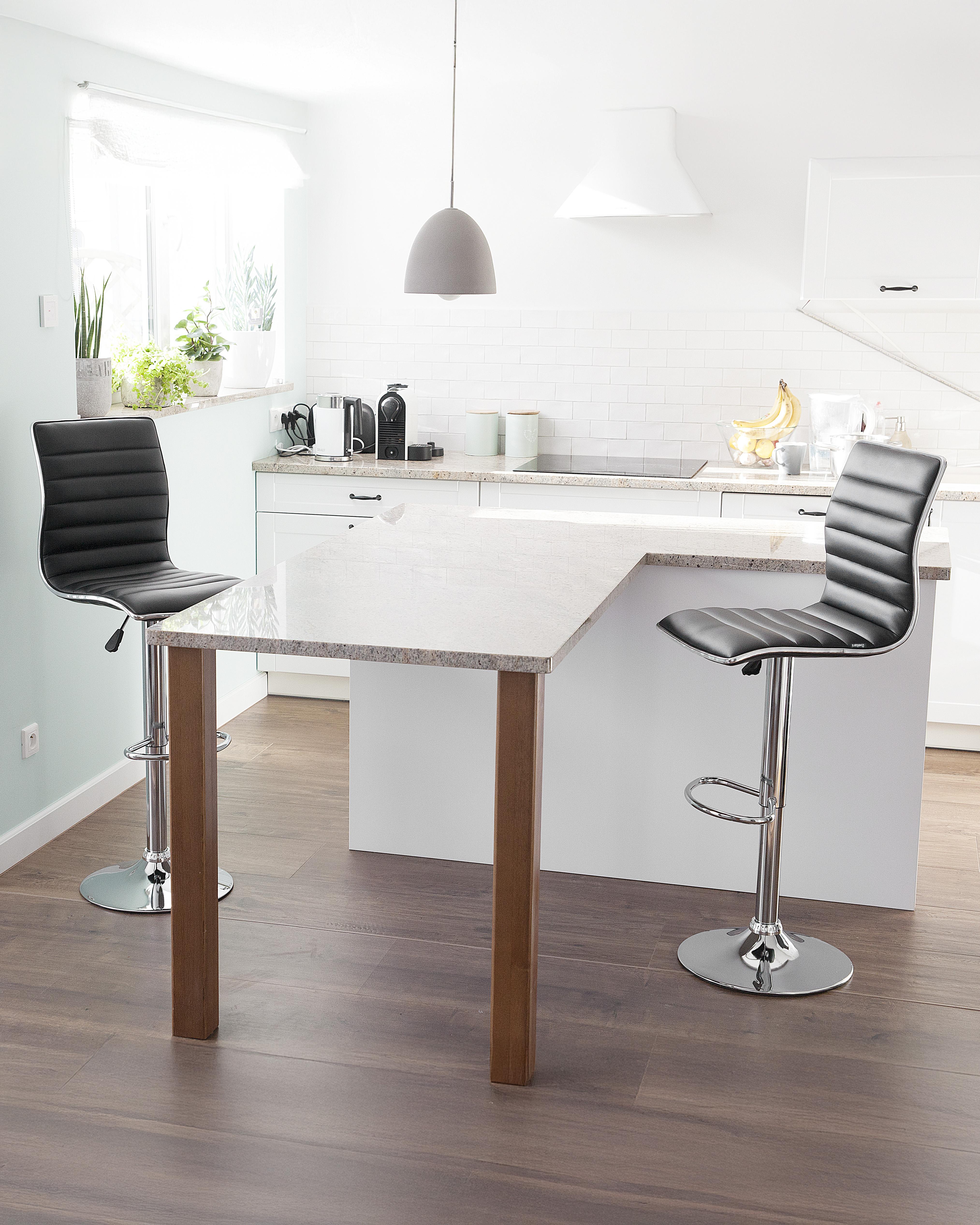 Set van 2 barstoelen LUCERNE Kunstleer draaibaar Zwart