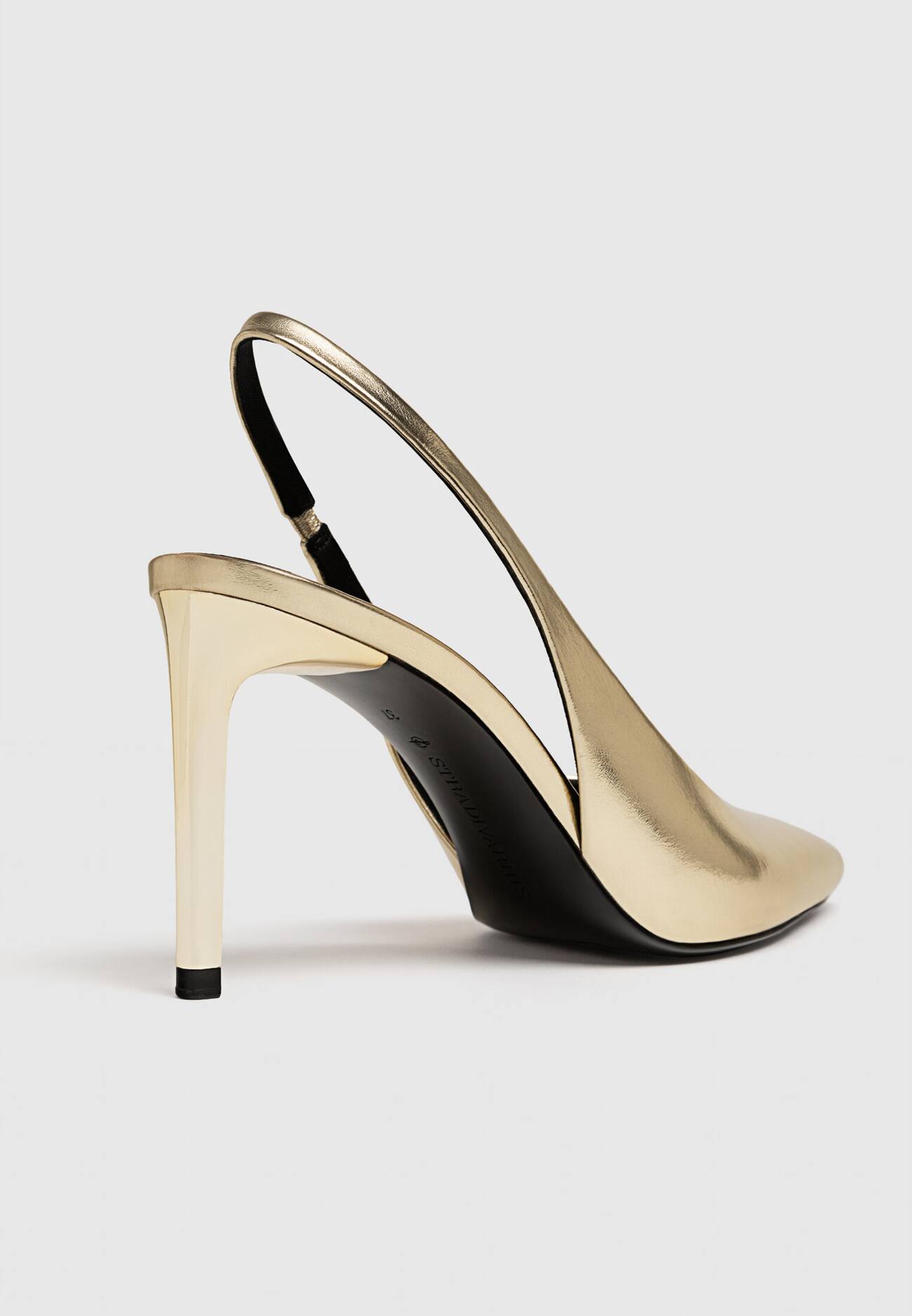 Sapato tipo slingback dourado com salto alto