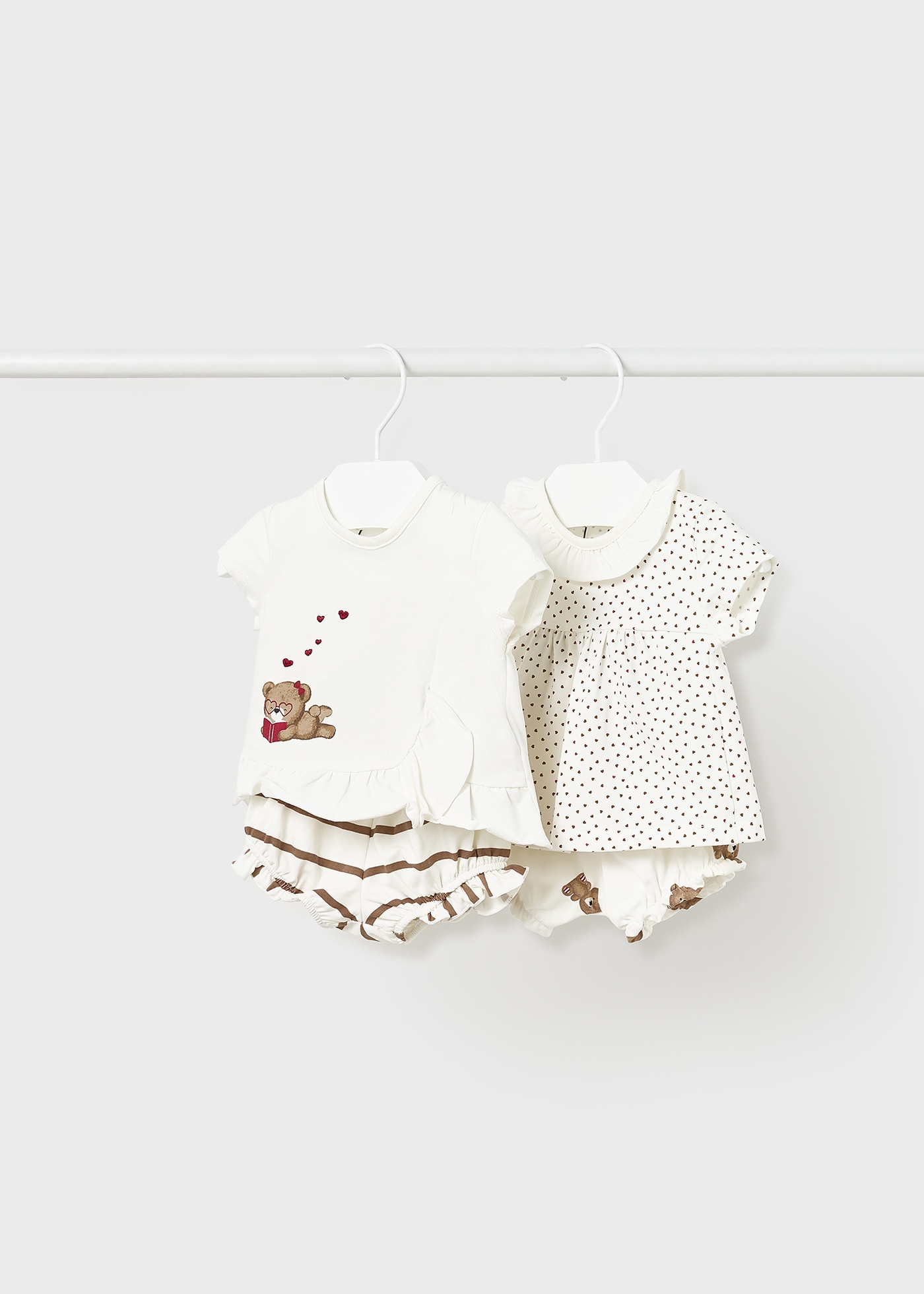 Conjunto de 4 peças em algodão sustentável para recém-nascidos.