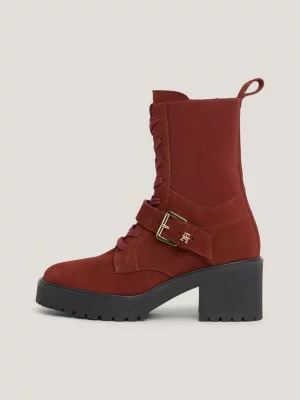 Botas de amarrar com detalhe de cinto de camurça