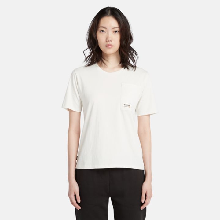 Camiseta feminina branca com bolso inclinado