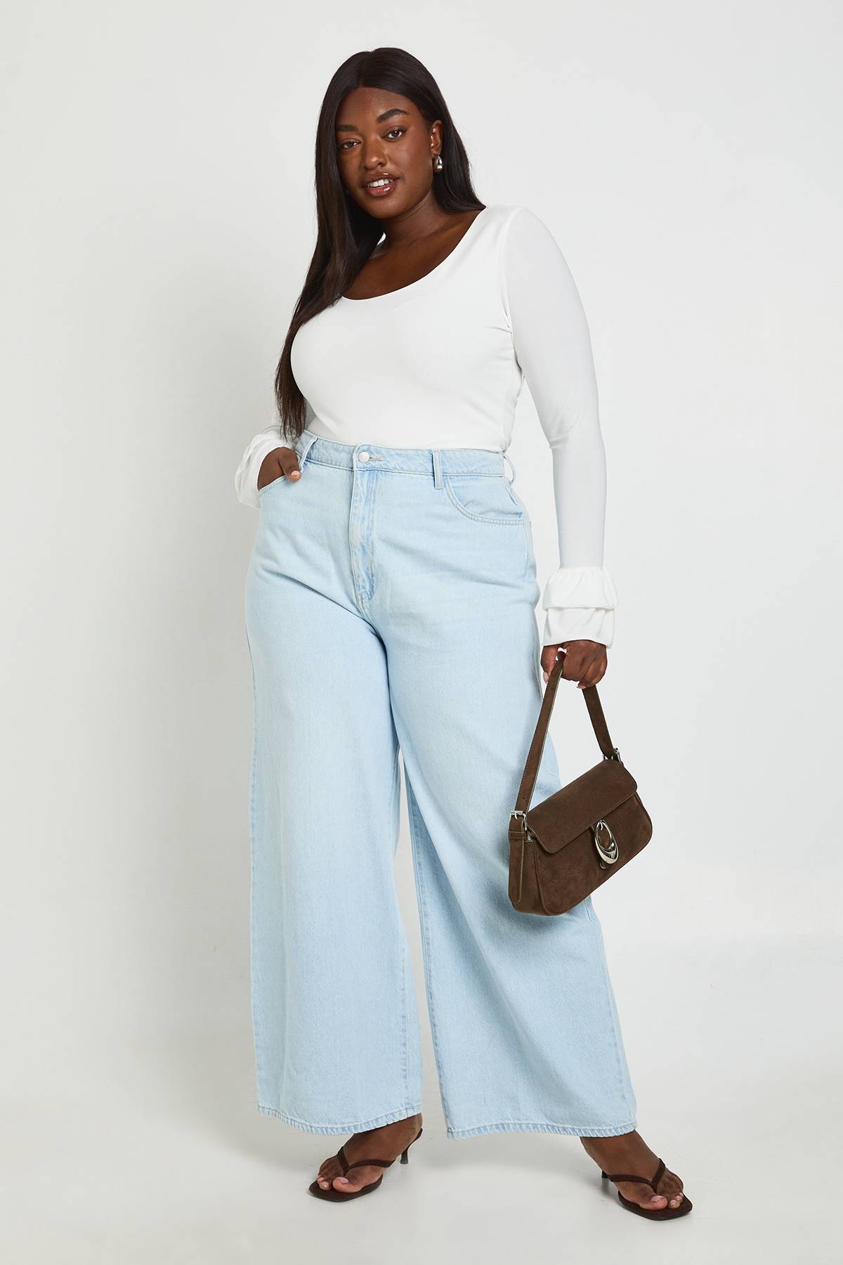 boohoo Haut Grande Taille À Encolure Dégagée Et Manches À Volants