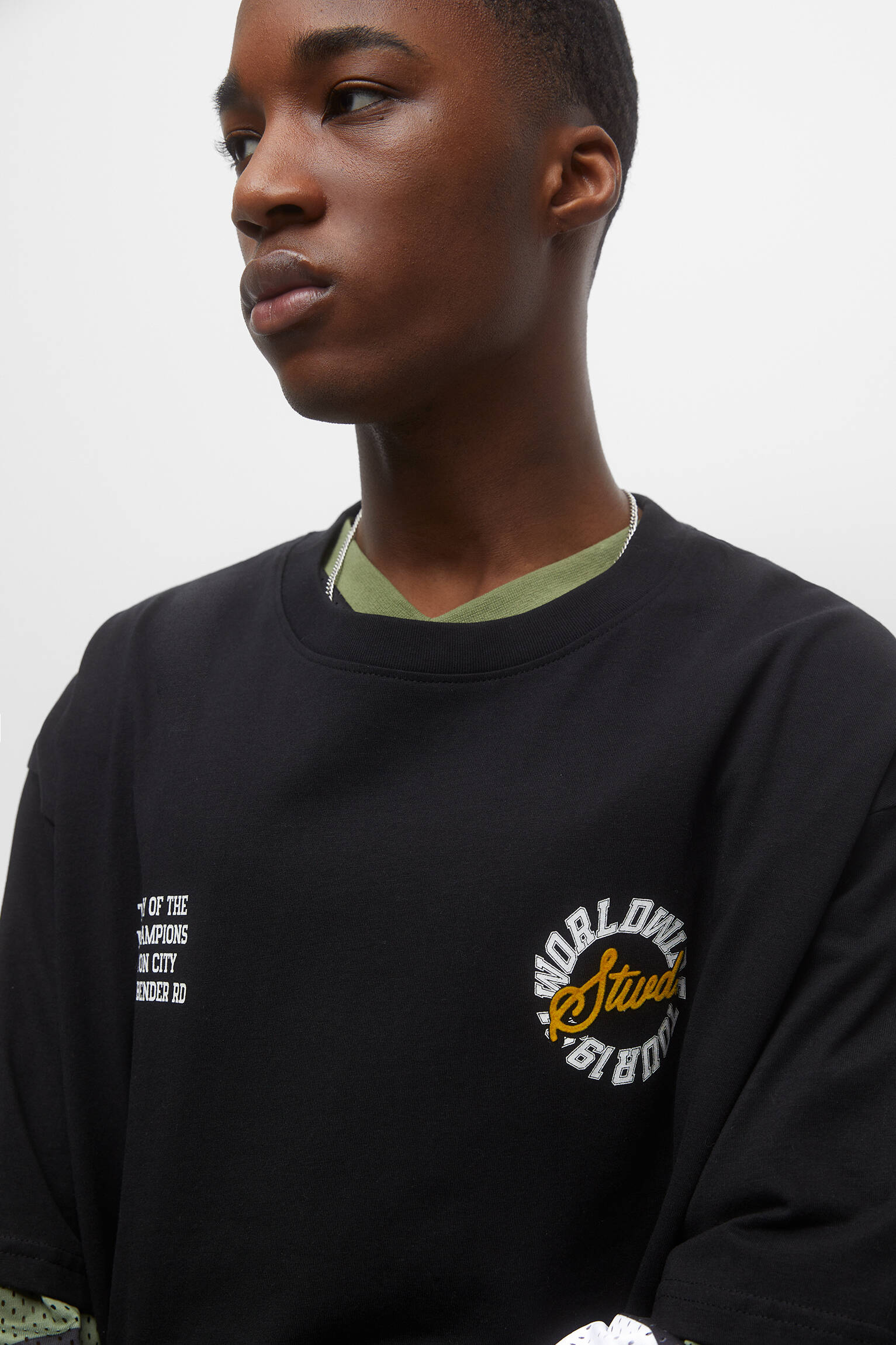 CAMISETA PRETA DE MANGA CURTA COM ESTAMPA - PRETA