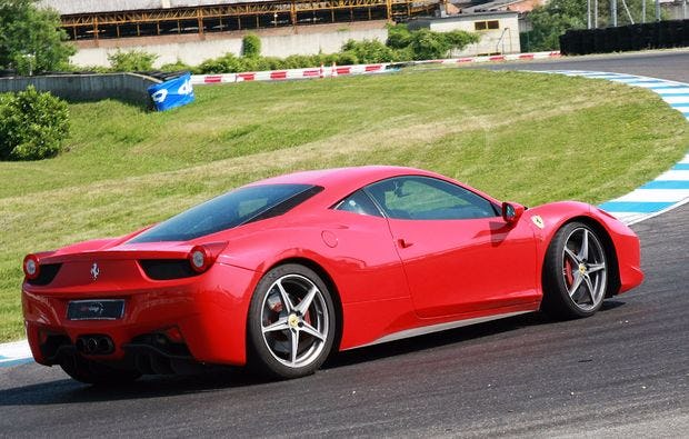 Ferrari fahren bei Turin als perfektes Geschenk