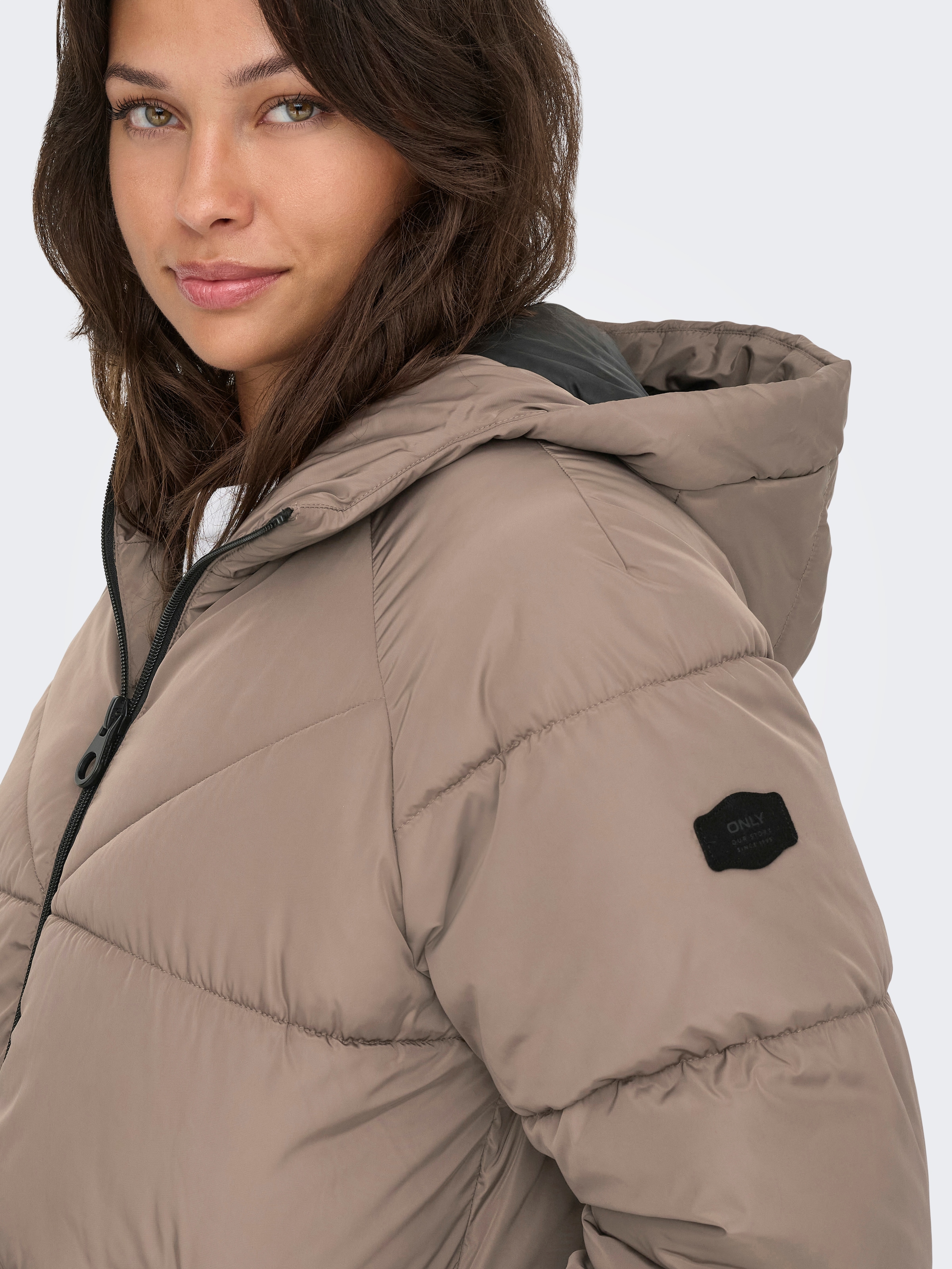 ONLY Steppmantel »ONLAMAND – Langer Puffercoat mit 2-Wege-Reissverschluss«, lässig geschnitten, modisch, Steppware, Materialmix, hochschliessend
