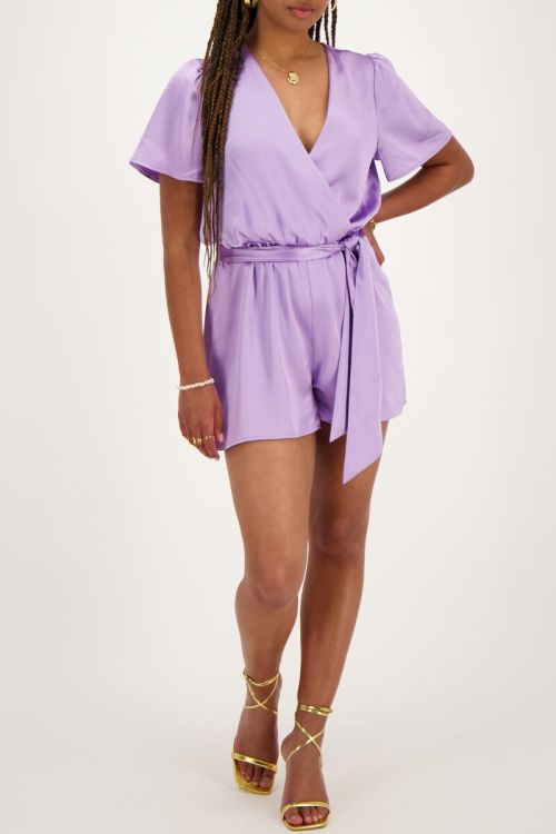 Paarse playsuit satijnen look