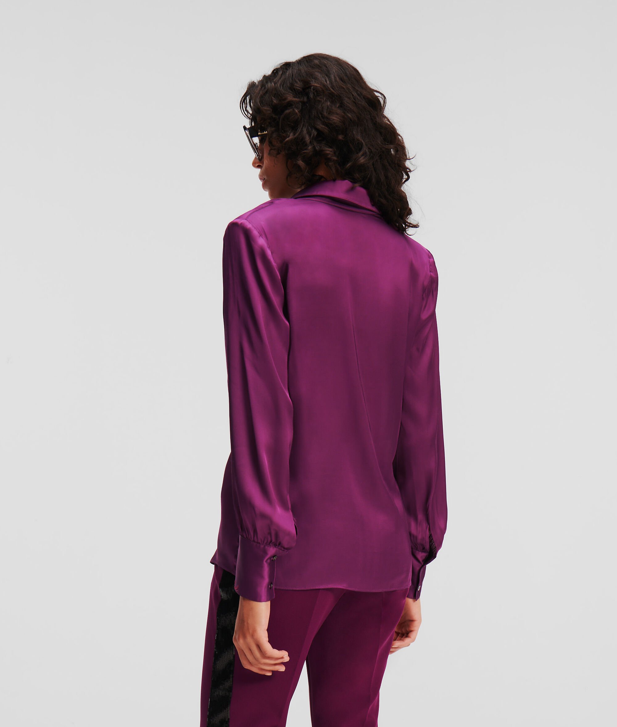CHEMISIER EN SATIN AVEC DÉTAIL CHAÎNE