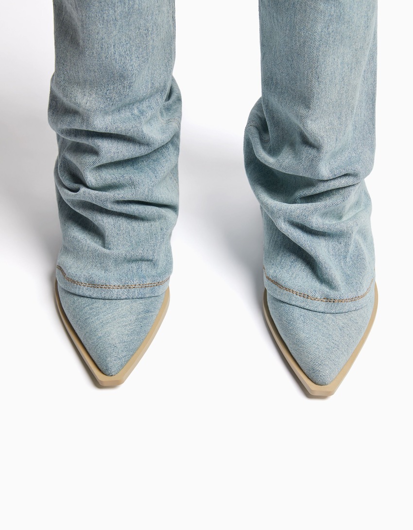 Botas de cowboy de salto alto em jeans