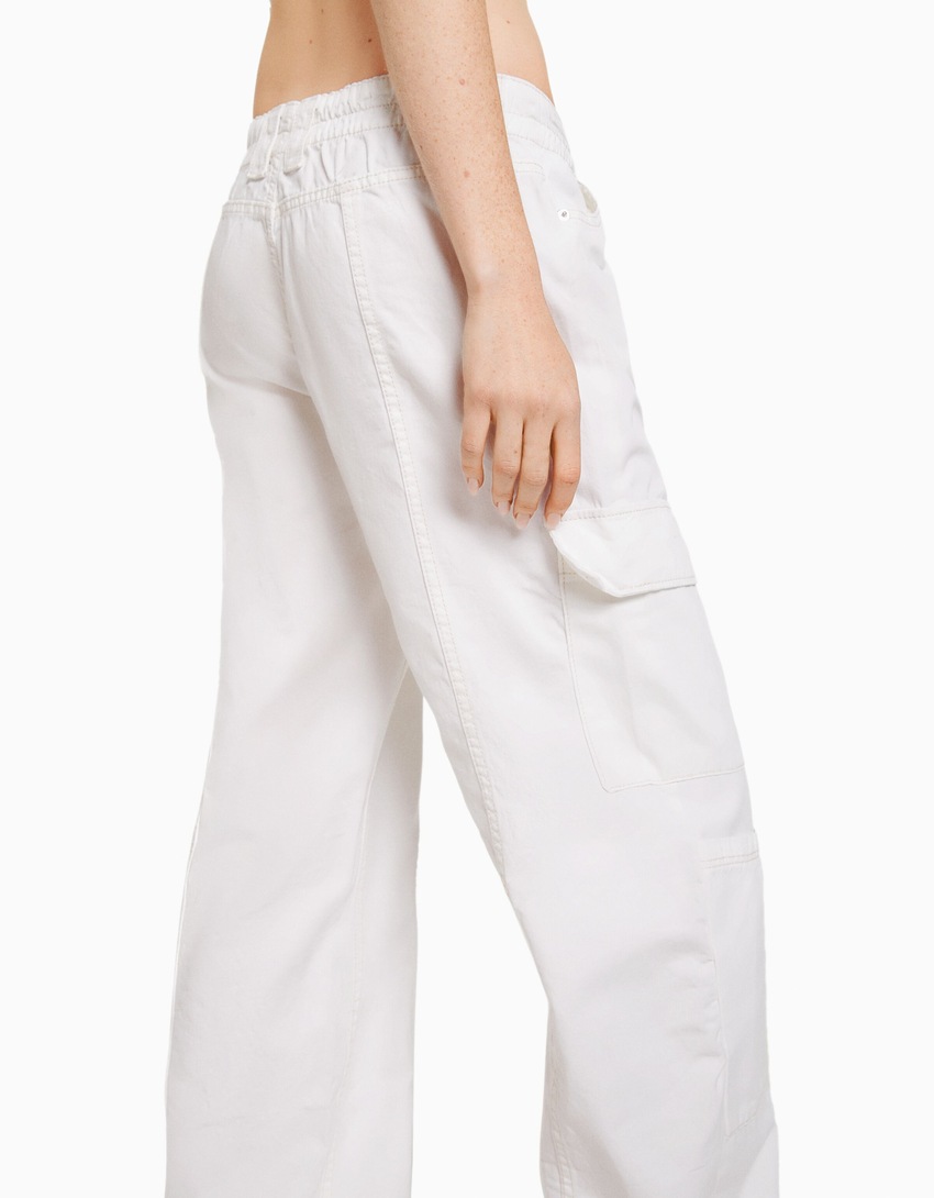 Calça cargo de algodão de cintura baixa com costura contrastante.