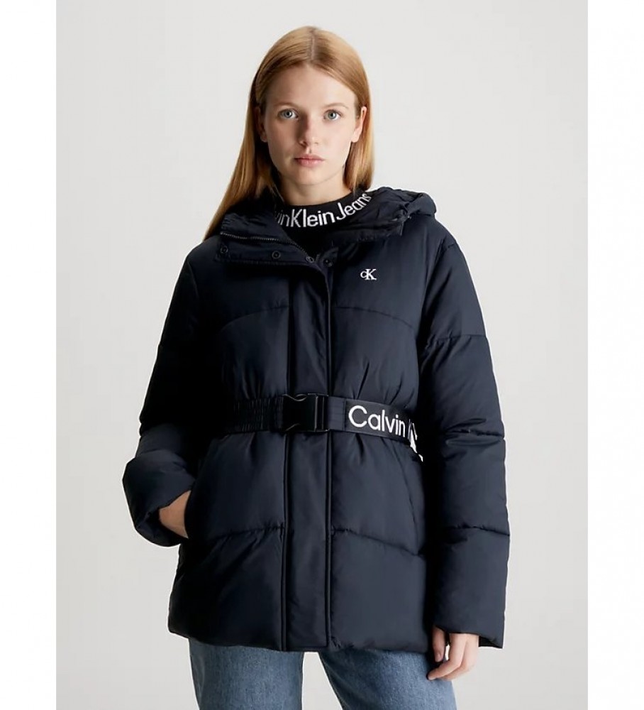 Jaqueta de nylon com enchimento de plumas Calvin Klein Jeans e cinto preto.