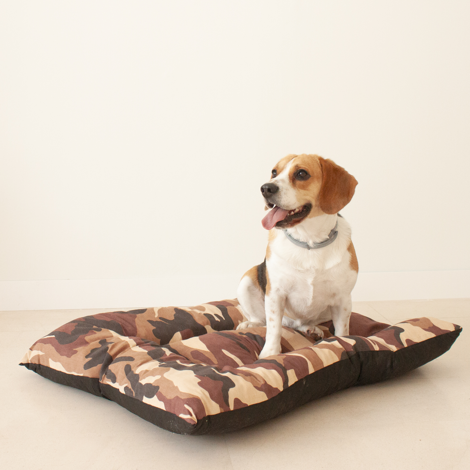 Almofada grande acolchoada para animais de estimação com enchimento camuflado. Marrom e preto. 85 x 70 x 10 cm