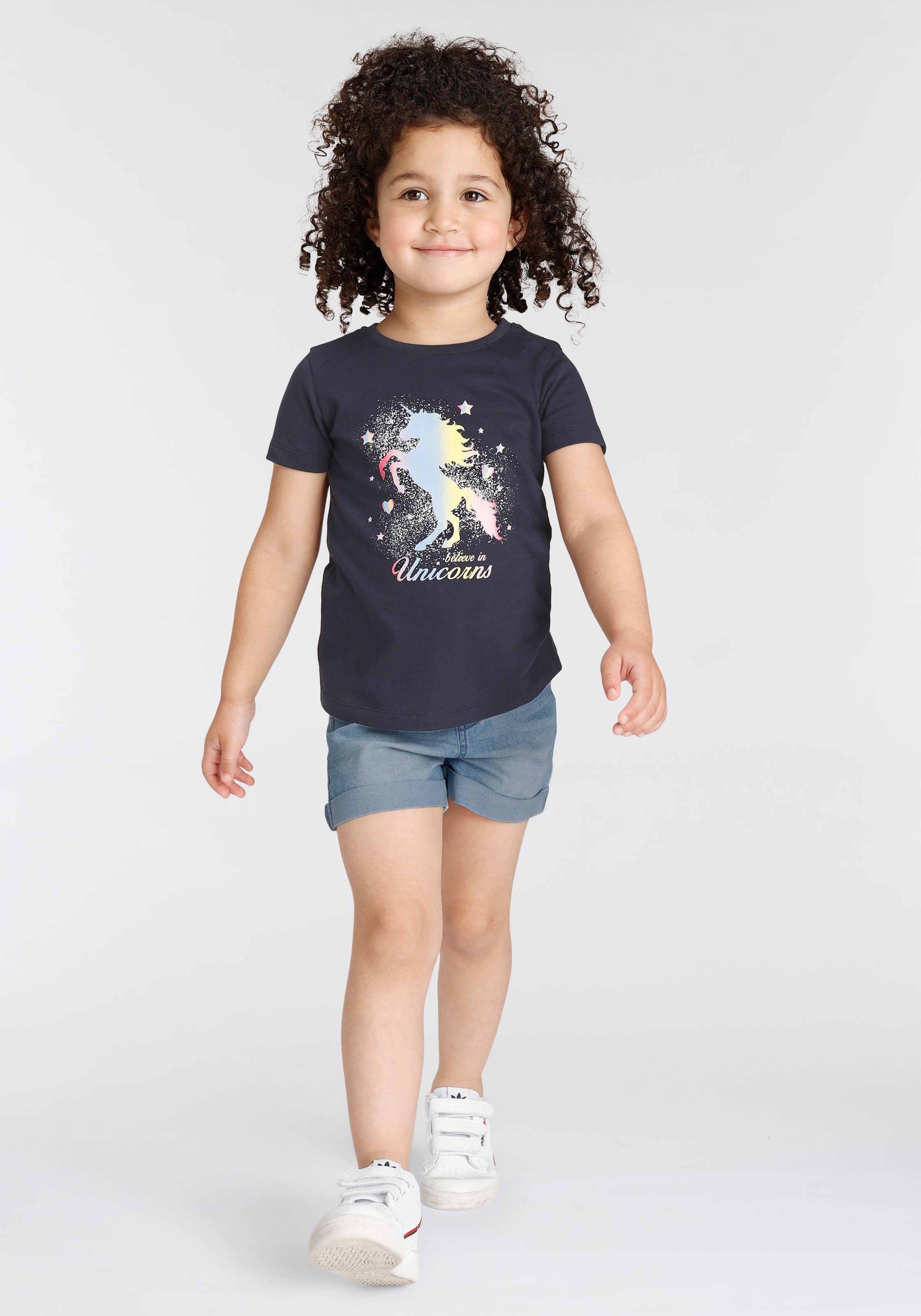 KIDSWORLD T-Shirt »believe in Unicorns«, Kurzarm,  hüftlange Passform,  mit Glitzerdruck,  Rundhalsausschnitt