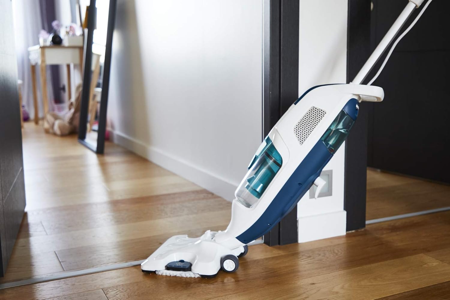 Rowenta Bodendampfreiniger Clean & Steam Revolution, 2 in 1 Reingung Saugen und Dampfen, Diffusor für ätherische Öle, alle Bodenarten, Anti-Kalk-Kartusche, Weiß-Blau, RY7757